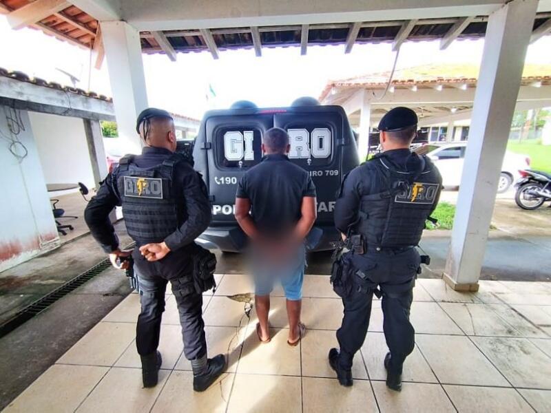 A prisão foi efetuada pelo Grupamento de Intervenção Rápida e Ostensiva, que estava em patrulhamento tático quando recebeu a denúncia anônima (Foto: Divulgação)