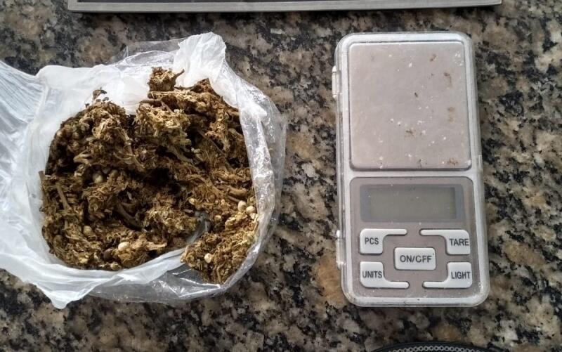 Balança de precisão encontrada debaixo da cama de R.O.S. (Foto: Divulgação)
