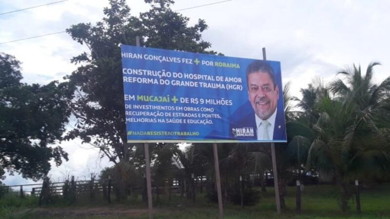 Um dos outdoors foi instalado na entrada de Mucajaí (Foto: Lucas Luckezie/FolhaBV)
