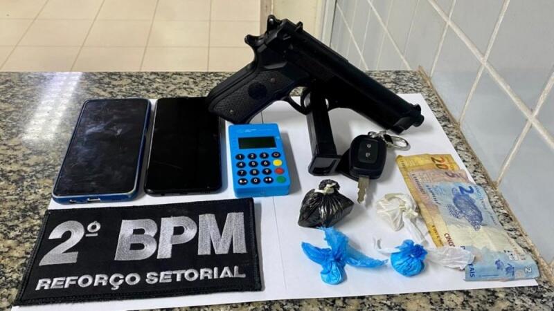 Suspeitos e materiais foram levados para a Central de Flagrantes da Polícia Civil (Foto: Divulgação)