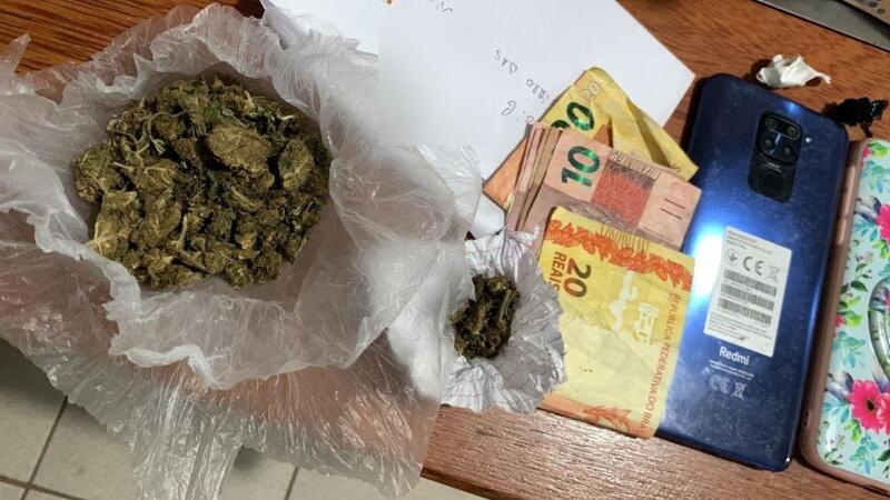 Material apreendido com o jovem (Foto: Divulgação)