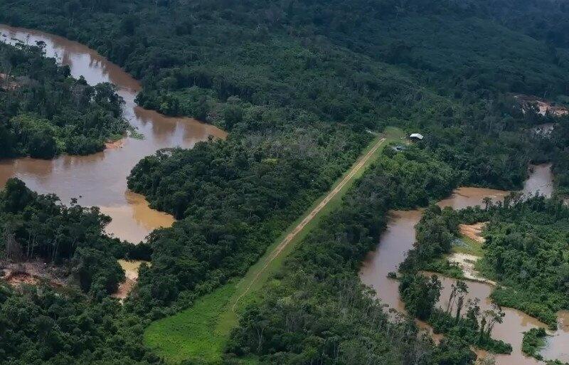 Pista clandestina de garimpo ilegal em comunidade dentro da Terra Indígena Yanomami em Roraima (Foto Chico Batata/Greenpeace)