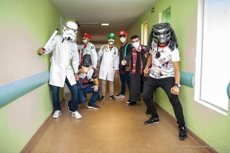 Profissionais do Hospital da Criança se fantasiam para alegrar as crianças internadas na unidade (Foto: Divulgação)