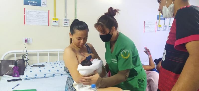 A ação desta sexta-feira, 12, envolveu alunos de fisioterapia da Faculdade Cathedral e orientou mães sobre a importância da amamentação. (Foto: Divulgação)