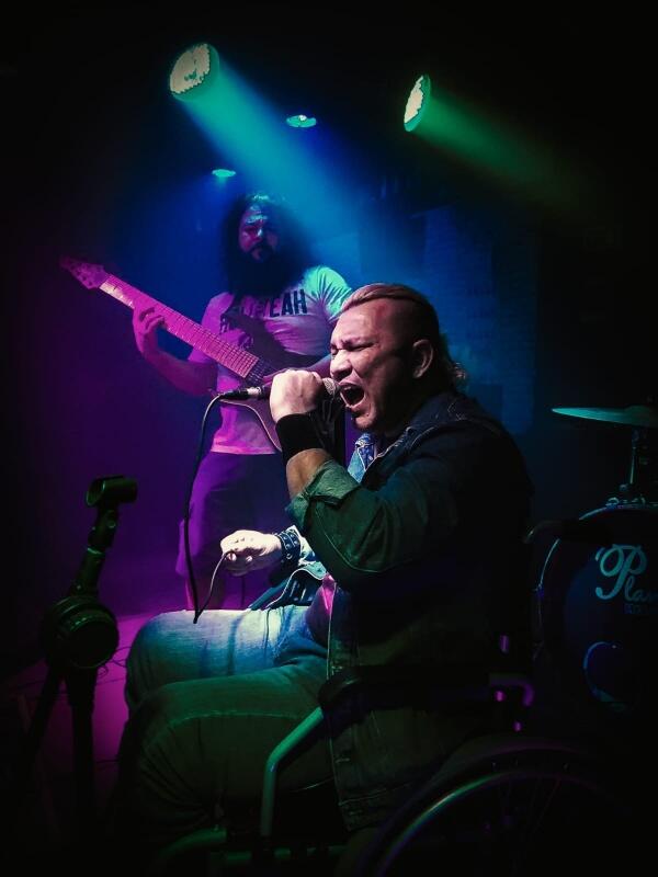 Jones La Migra irá interpretar as vozes de Brian Jhonson e Bon Scott (Foto: Diego Gomes)