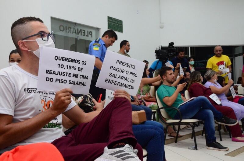 Profissionais acompanharam votação do projeto que concede reajuste linear a todos os servidores municipais (Foto: Nilzete Franco/FolhaBV)