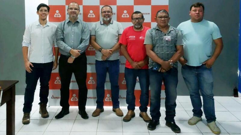Representantes dos sindicatos após reunião sobre reajuste salarial (Foto: Divulgação)