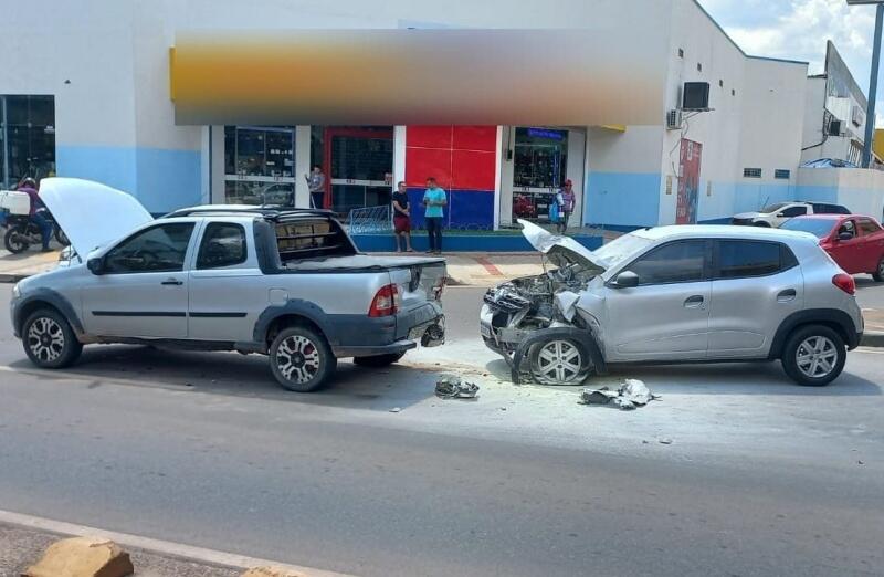O acidente foi registrado no início da tarde desta sexta-feira, 19, na Avenida Glaycon de Paiva, bairro Pricumã (Foto: Dina Vieira/Folha BV) O acidente foi registrado no início da tarde desta sexta-feira, 19, na Avenida Glaycon de Paiva, bairro Pricumã (Foto: Dina Vieira/Folha BV)