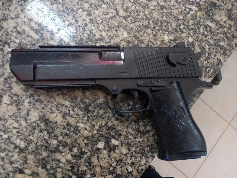 Simulacro de arma de fogo apreendido com a dupla (Foto: Divulgação)