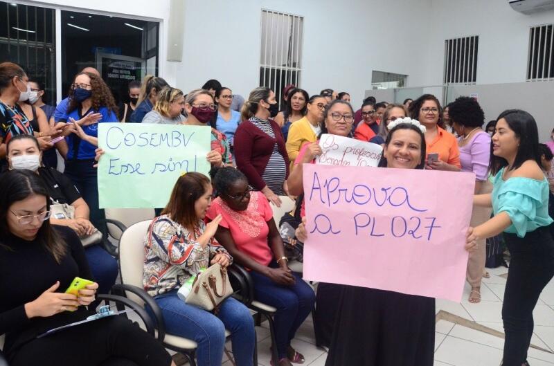 Aprovação foi comemorada pelos profissionais presentes, que gritaram várias vezes o nome Educação (Foto: Nilzete Franco/FolhaBV)