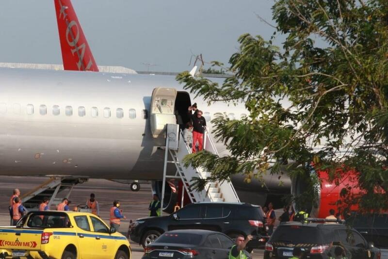 Vários vídeos já circulam nas redes sociais mostrando o momento em que os músicos desembarcam do avião no aeroporto de Manaus (Foto: Junio Matos/ A Critica)