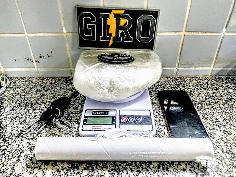 O rapaz foi visto dirigindo em via pública um veículo de cor branca tipo lotação, em um local bastante conhecido pelo intenso tráfico de drogas (Foto: Divulgação)