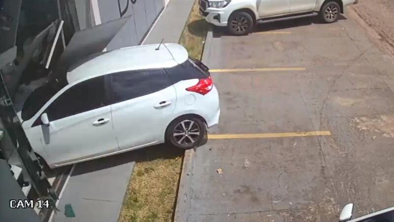Momento em que veículo quebra vidraçaria e invade a loja (Foto: Reprodução)