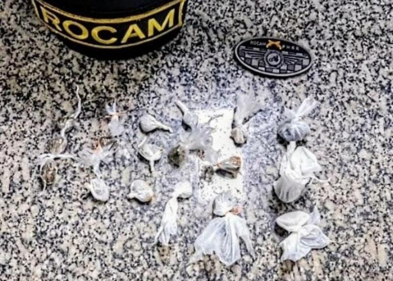 O material foi apreendido e o infrator foi algemado e conduzido até a Central de Flagrantes (Foto: Divulgação)