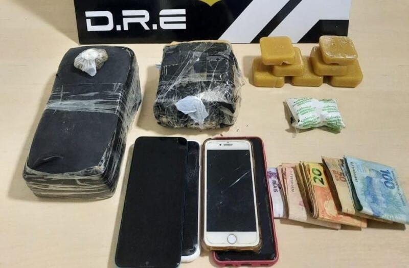 Eles foram autuados em flagrante pelos crimes de tráfico de drogas e associação para o tráfico de drogas e encaminhados à Audiência de Custódia (Foto: Polícia Civil)