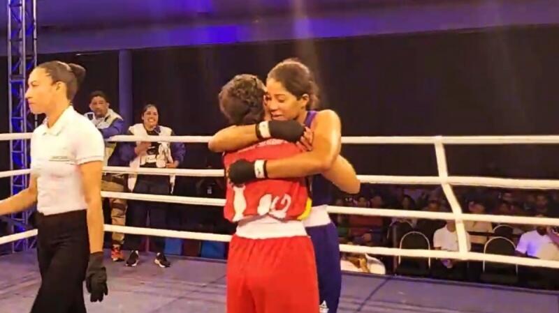 Rafaela Silva abraça Ana Alencar após vencê-la no primeiro round (Foto: Reprodução/CBBoxe)