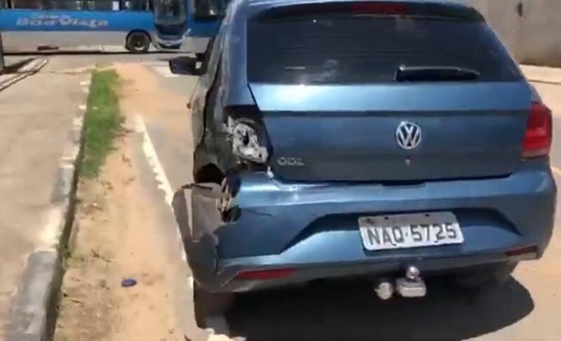 Ambos os condutores dos veículos trabalham profissionalmente como motoristas e saíram do local apenas com danos nos veículos, sendo o carro o mais prejudicado (Foto: Reprodução)