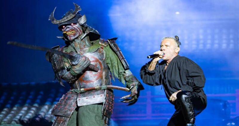 A banda toca no segundo dia de festival e interpreta o “Best of Iron Maiden’ no palco (Foto: Divulgação)