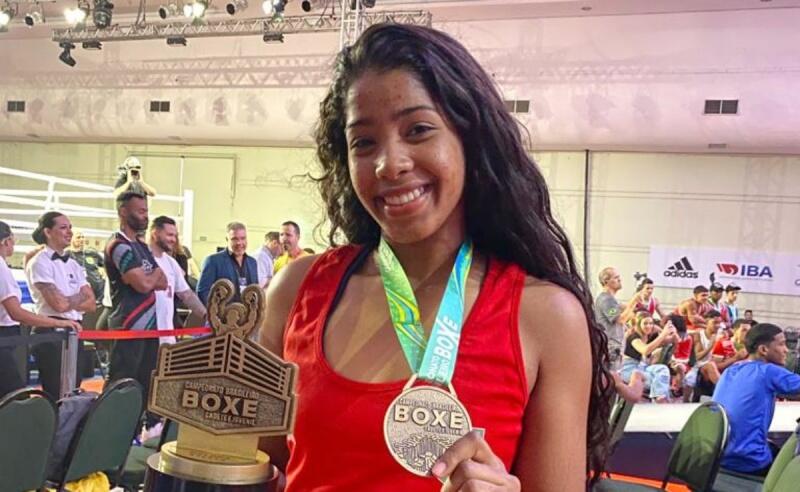 Rafaela Silva com a medalha de ouro conquistada em Foz do Iguaçu (Foto: Divulgação)