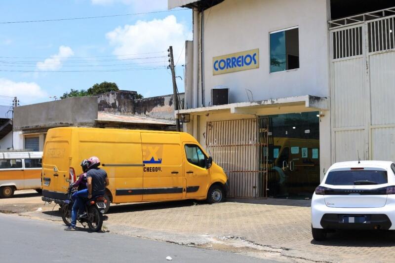 Uma das principais queixas, é a centralização do atendimento para retirada de encomendas na Agência do São Vicente  (Foto: Diane Sampaio/FolhaBV)