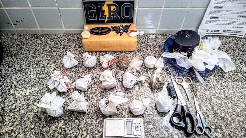 Material apreendido com os envolvidos pelo Grupamento de Intervenção Rápida e Ostensiva (Foto: Divulgação)