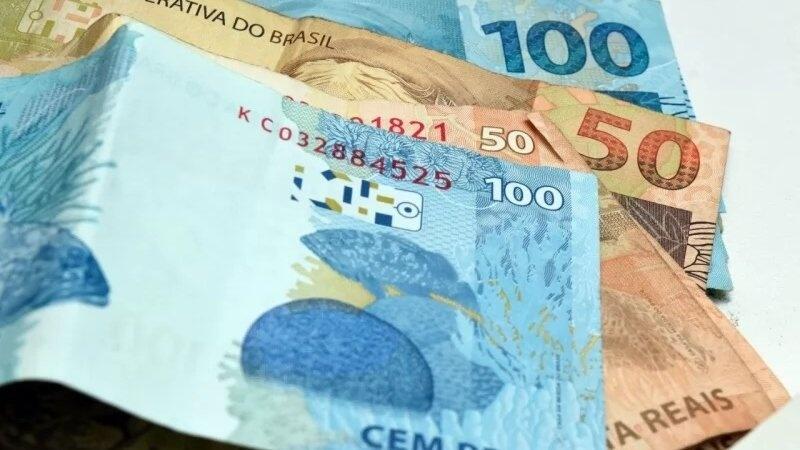 Em janeiro, o valor mínimo do Auxílio Brasil voltará a R$ 400 (Foto: Arquivo Folha)