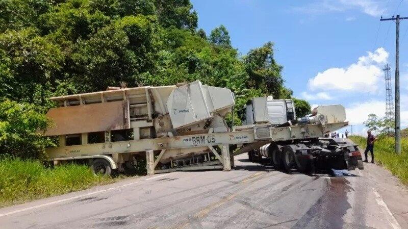 O trânsito no local está fluindo apenas por uma das faixas (Foto Divulgação)