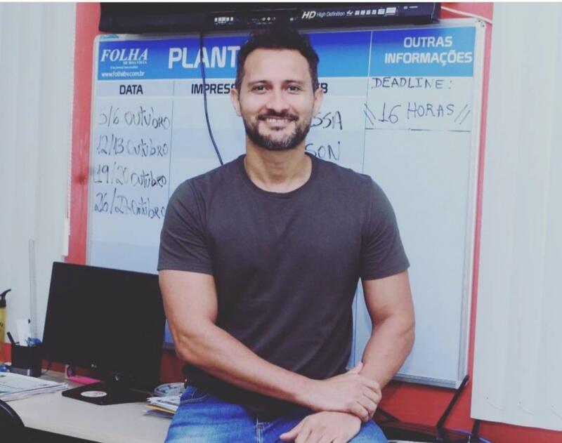 Rodrigo Santana na Redação da Folha ( Foto:Instagram)