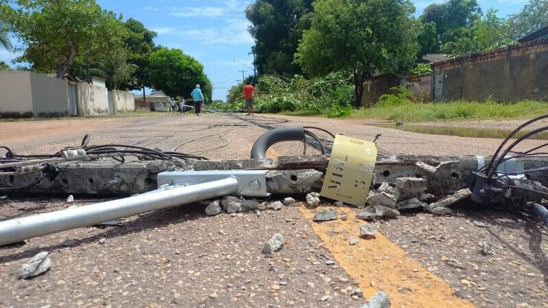 O temporal do último sábado (17) fez com que dezenas de árvores caíssem, comprometendo a fiação elétrica e deixando diversos bairros sem energia (Foto: Nilzete Franco/Folha BV)