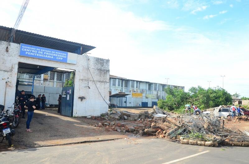 O muro da unidade caiu em função da forte chuva e vendaval que atingiu a Capital no sábado, dia 17 (Foto: Nilzete Franco/FolhaBV)