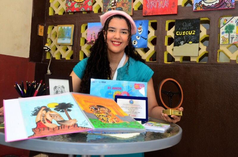 Alícia é autodidata, aprimorou suas técnicas sozinha se dedicando aos desenhos e com frequência participa de concursos de desenhos e ilustrações (Foto: Nilzete Franco/FolhaBV)