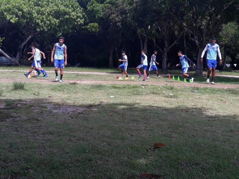 Atletas azulinos mantêm intensidade no Centreventos de Mattos. (Foto: Neuda Kart/Vivaz)