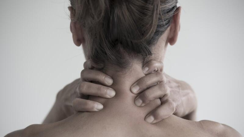 Fibromialgia é uma síndrome clínica que se manifesta com dor pelo corpo todo (Foto: wirestock/Freepik)