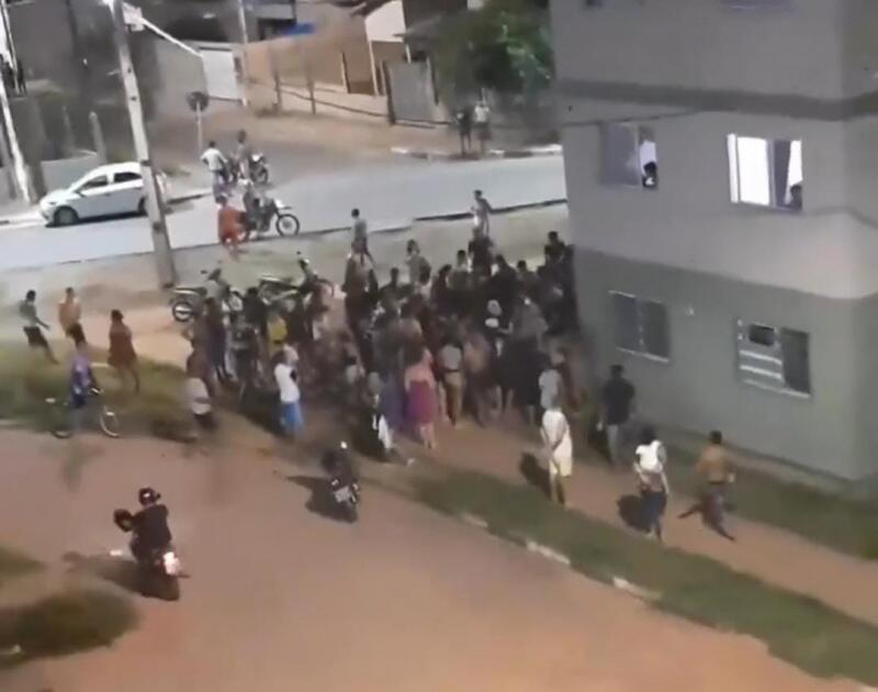 Populares ao redor do adolescente após o crime (Foto: Reprodução)