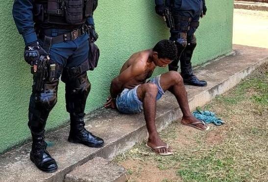 De acordo com informações da polícia, a equipe estava em motopatrulhamento pelo residencial quando se deparou com Sousa no condomínio Jatobá (Foto: Divulgação)