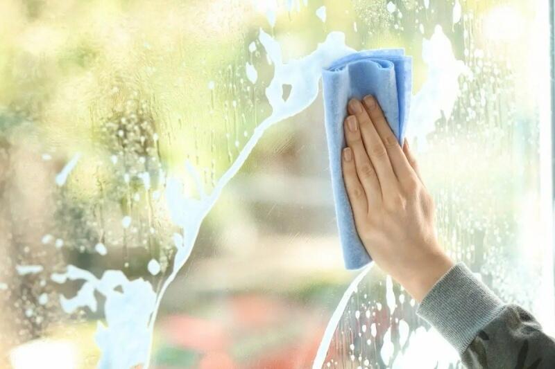 Uma das dicas mais eficazes na limpeza de qualquer tipo de vidro é a utilização de detergente neutro e/ou limpa-vidros (Foto: Divulgação)