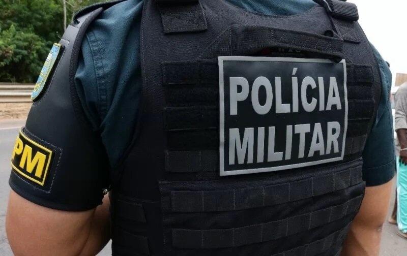 O homem e as adolescentes foram apresentados na delegacia de Polícia Civil para providências (Foto: Nilzete Franco/Folha BV)