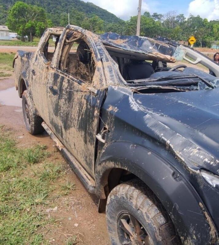 A caminhonete pertence a Secretaria de Agricultura do município de Pacaraima e ficou destruída (Foto: Divulgação)