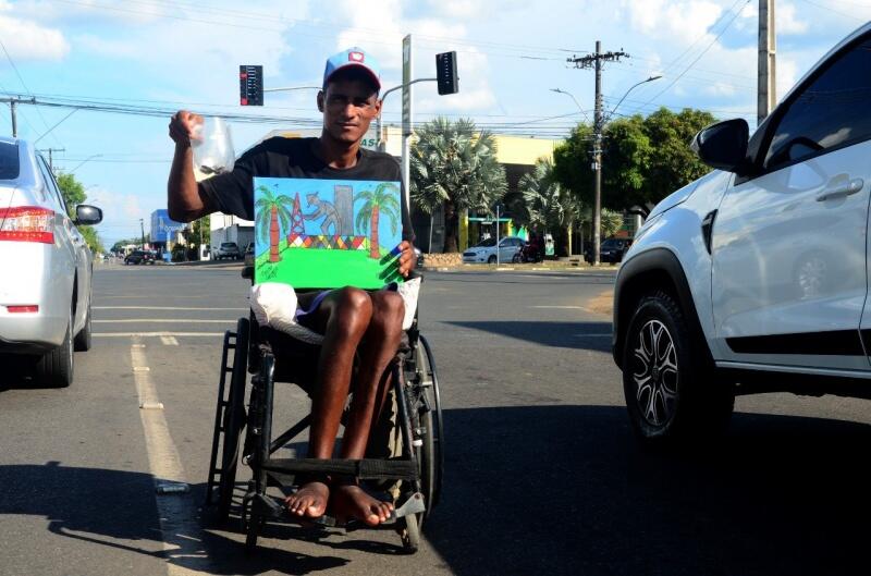 Ele conta que pretende melhorar a qualidade e pintar mais quadros, para que possa ter as obras como renda da família (Foto: Nilzete Franco/FolhaBV) Ele conta que pretende melhorar a qualidade e pintar mais quadros, para que possa ter as obras como renda da família (Foto: Nilzete Franco/FolhaBV)