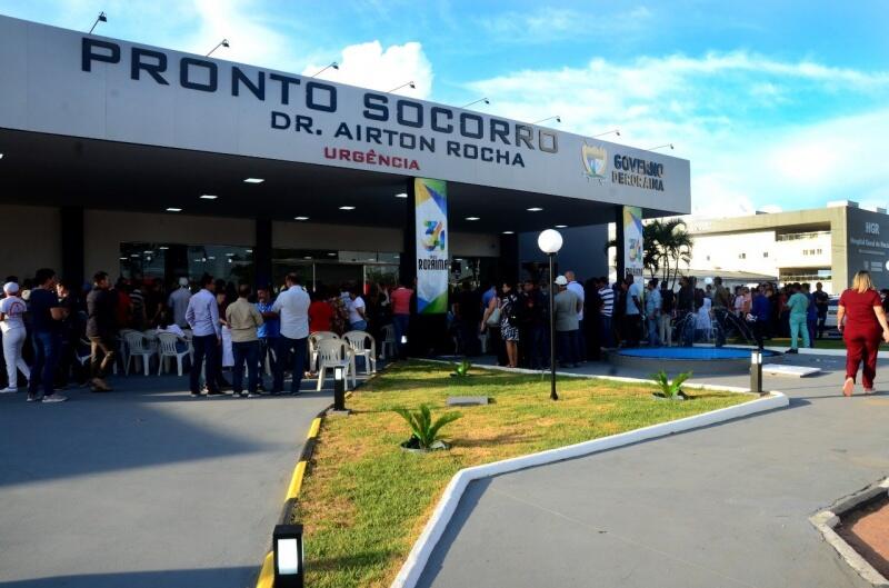 Servidores, autoridades e população durante a inauguração da nova estrutura do Pronto Socorro (Foto: Nilzete Franco/Folha BV)