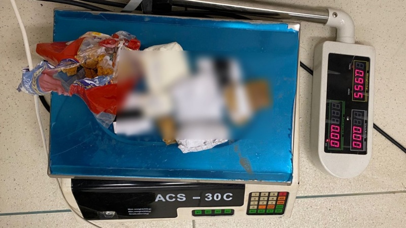 Suspeito e o material foram apresentados à Polícia Federal (Foto: Divulgação)