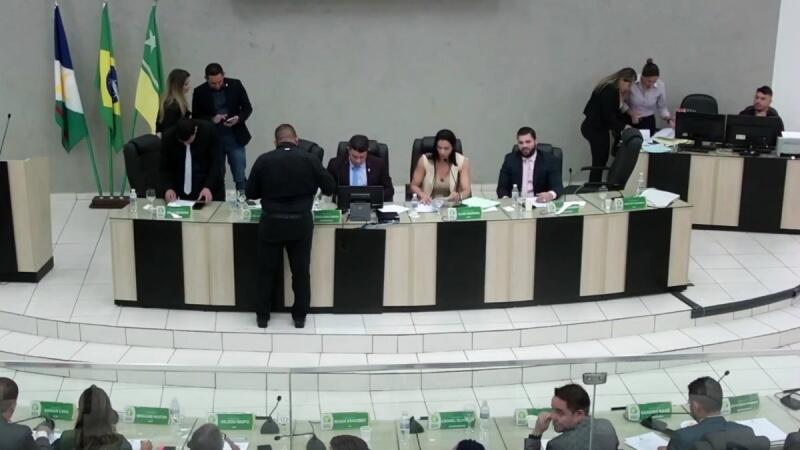 A mesa diretora da Câmara Municipal durante a votação da resolução (Foto: Reprodução)