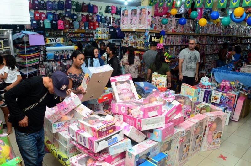 Às vesperas do feriado, centenas de pessoas procuram presentes para a criançada (Foto: Nilzete Franco/FolhaBV)