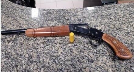 Arma de fogo caseira encontrada na residência (Foto: Divulgação)