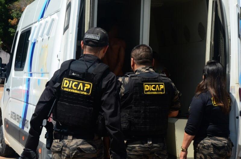 Policiais da Dicap durante a condução dos presos para a Polinter (Foto: Nilzete Franco/FolhaBV)