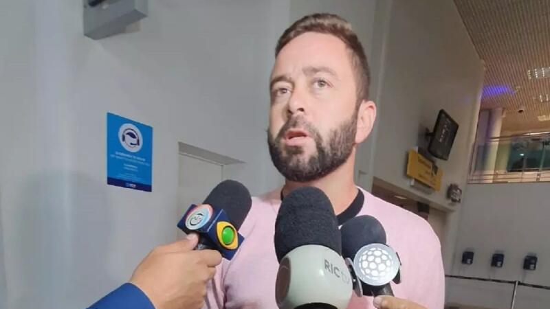 Piloto paranaense durante entrevista à imprensa local neste sábado (Foto: RIC TV)