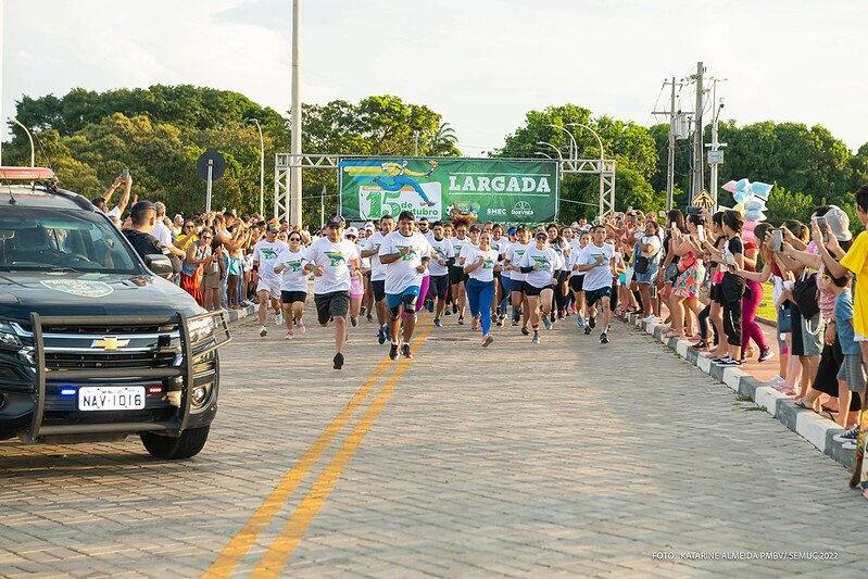 A corrida foi de revezamento por equipes, onde cada escola foi representada por quatro professores na categoria mista (Foto: Katarine Almeida/PMBV)