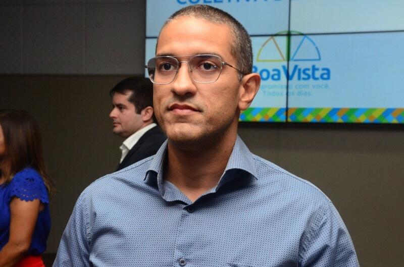 O prefeito Arthur Henrique durante anúncio de mudança do secretariado municipal (Foto: Nilzete Franco/FolhaBV)