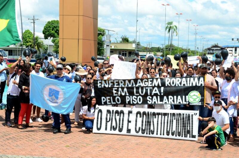 Protesto da Enfermagem no Portal do Milênio, em Boa Vista (Foto: Nilzete Franco/FolhaBV)