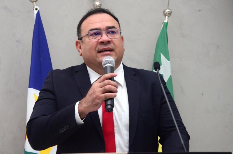 O vereador Zélio Mota em seu primeiro discurso após assumir o cargo na Câmara Municipal (Foto: Nilzete Franco/FolhaBV)